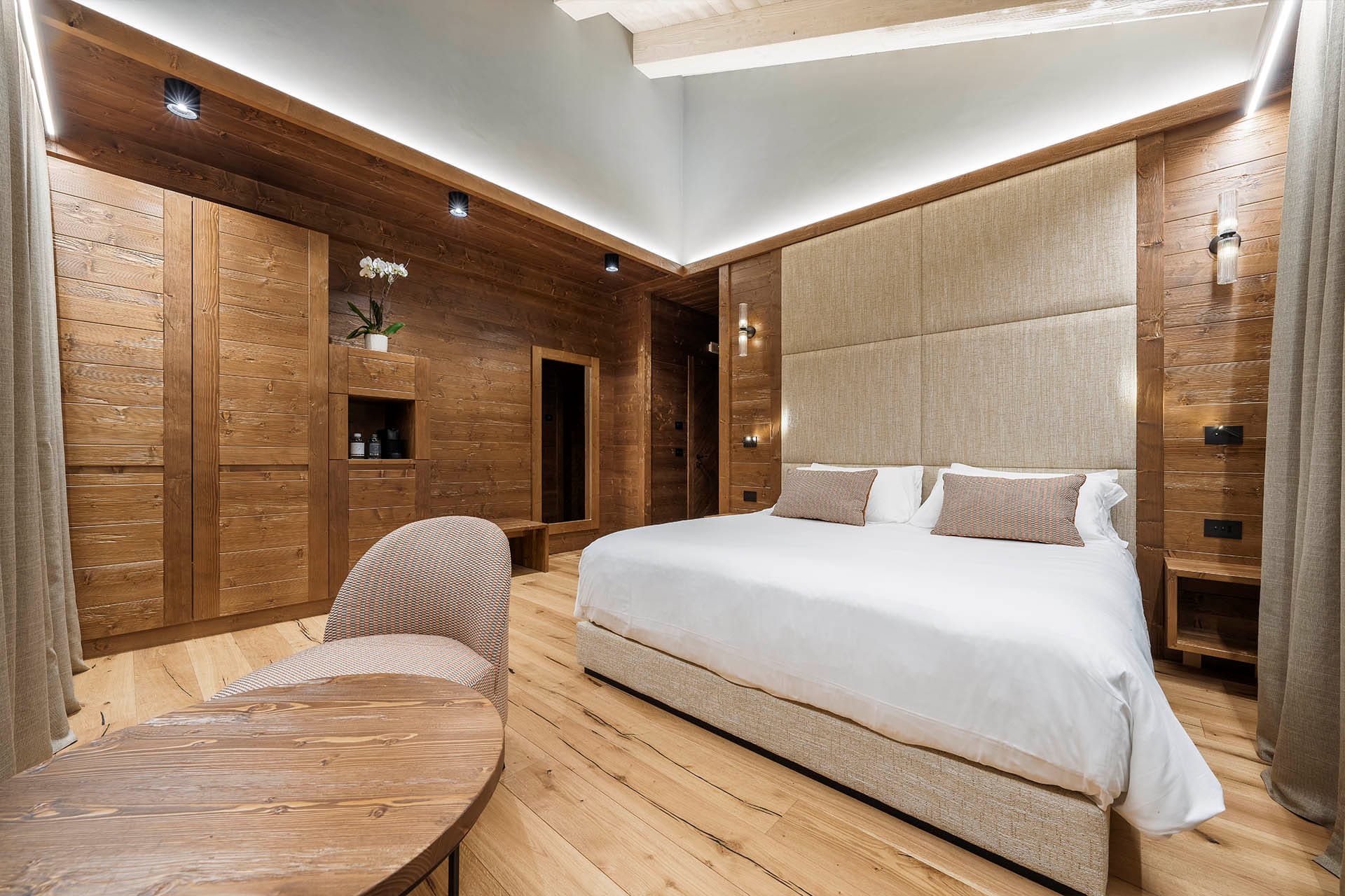 Dettaglio Camera Deluxe Tripla con letto matrimoniale e tavolino