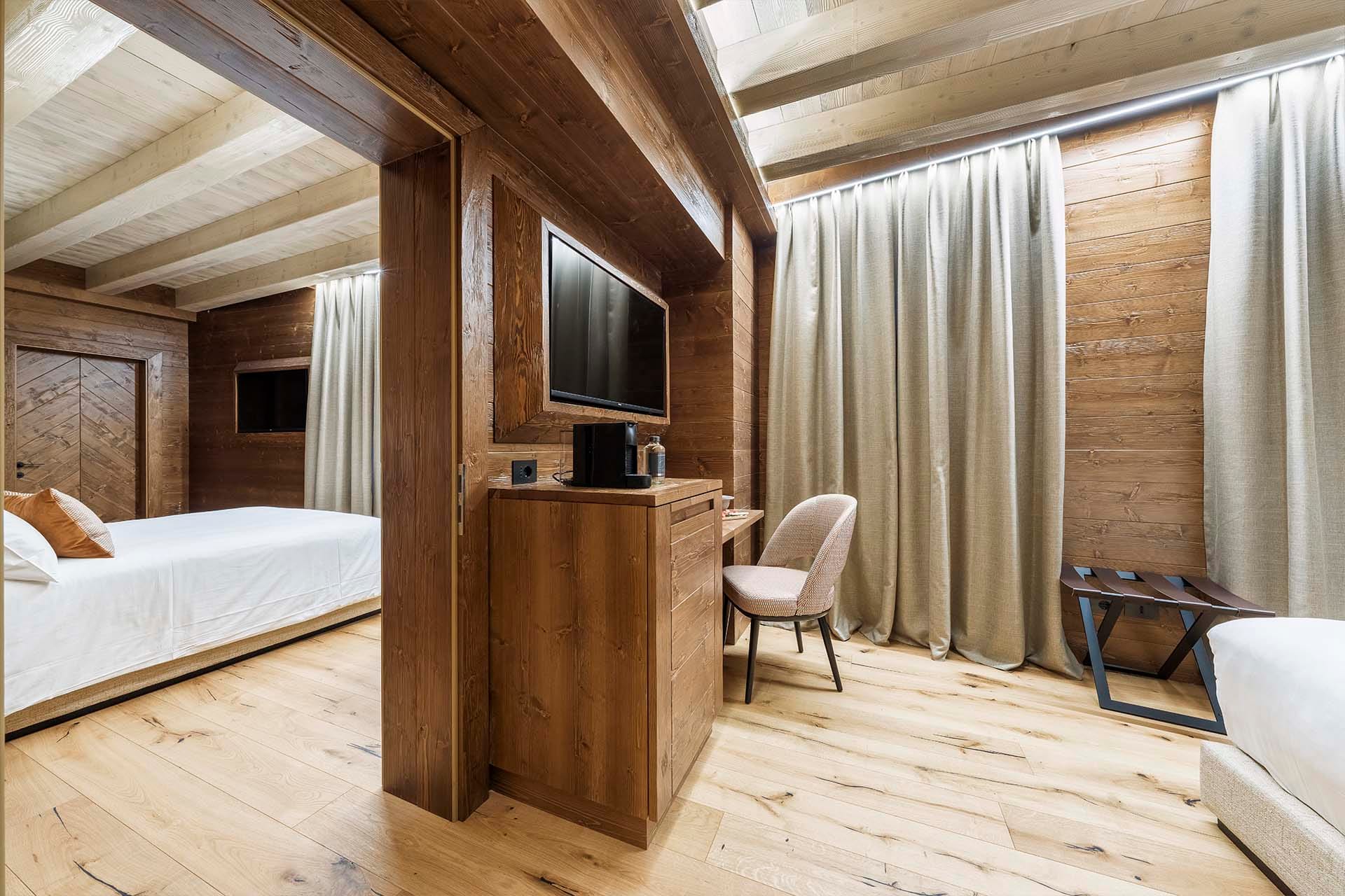 Dettaglio camere comunicanti Family con angolo tisaneria e tv a schermo piatto