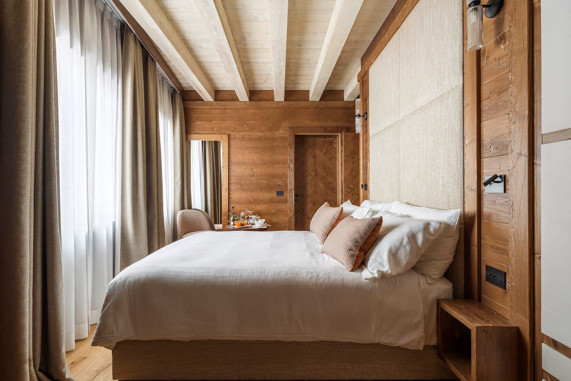 Dettaglio camera superior con letto matrimoniale ed ampie finestre