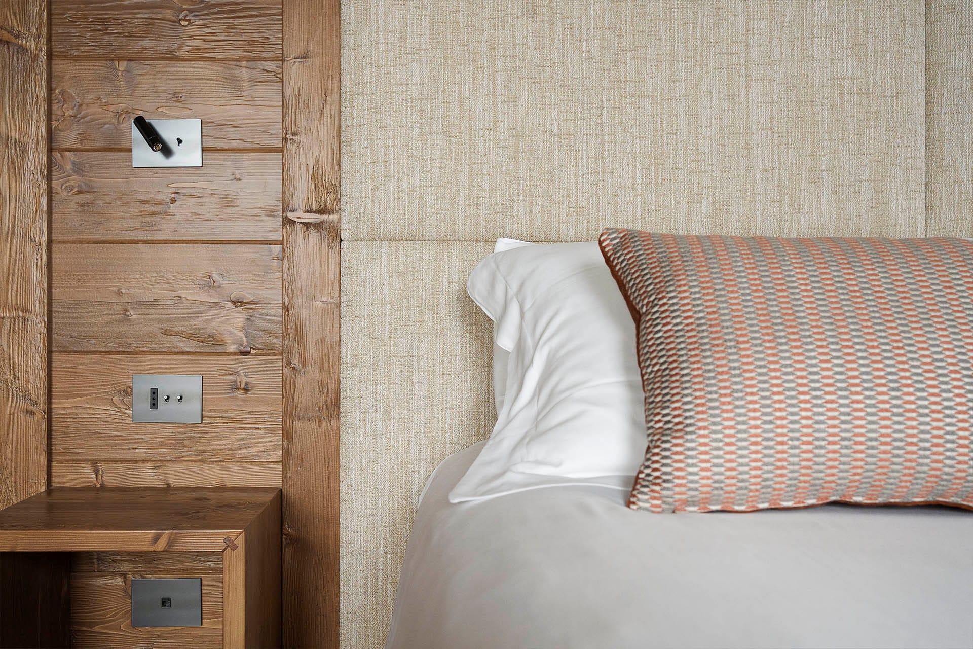 Dettaglio cuscini letto matrimoniale della Camera Cosy