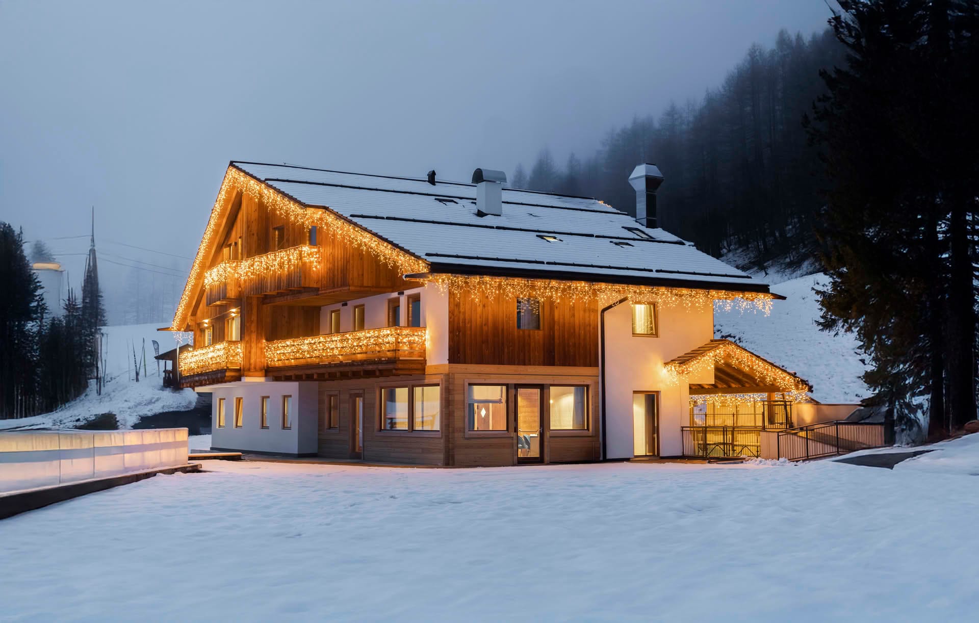 Facciata esterna Casa Guargnè Cortina d’Ampezzo con la neve
