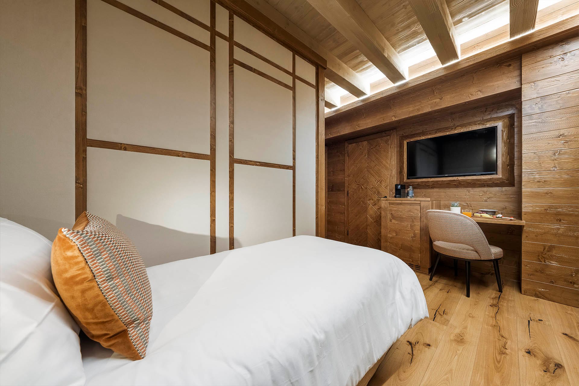 Camera Single con letto e scrivania con macchinetta del caffè e tv a schermo piatto