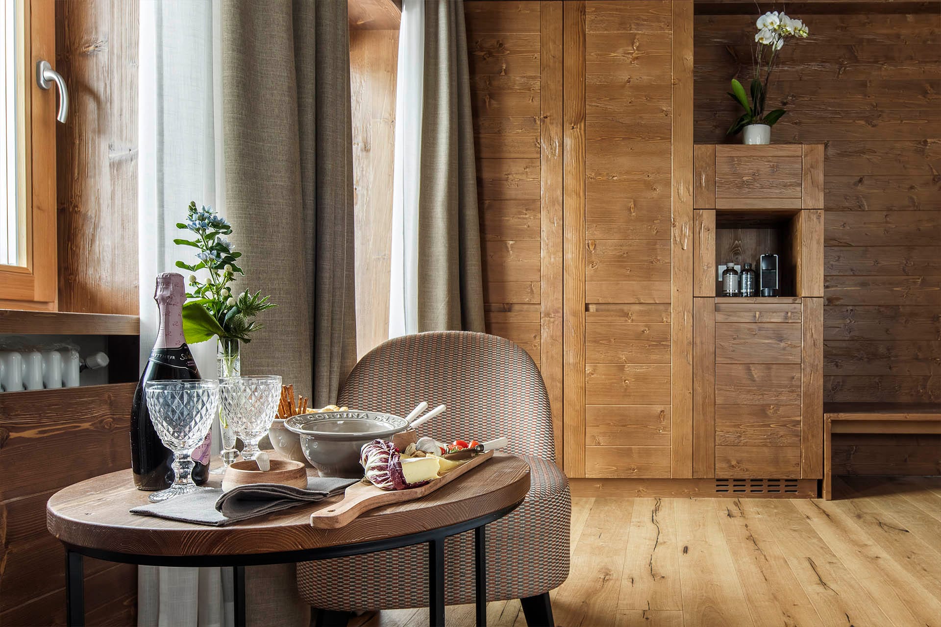 Dettaglio aperitivo con champagne servito in camera Deluxe Tripla Casa Guargnè