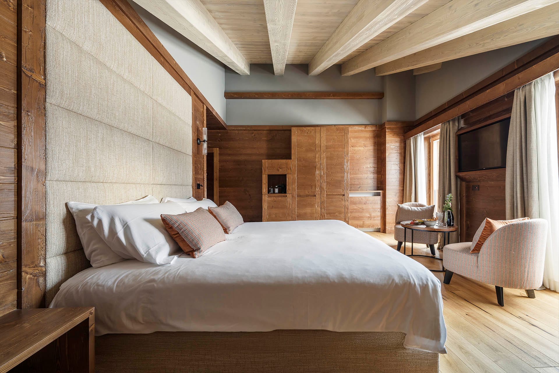 Camera Grand Deluxe con grande letto matrimoniale, tv a schermo paiatto e tavolino con poltrone