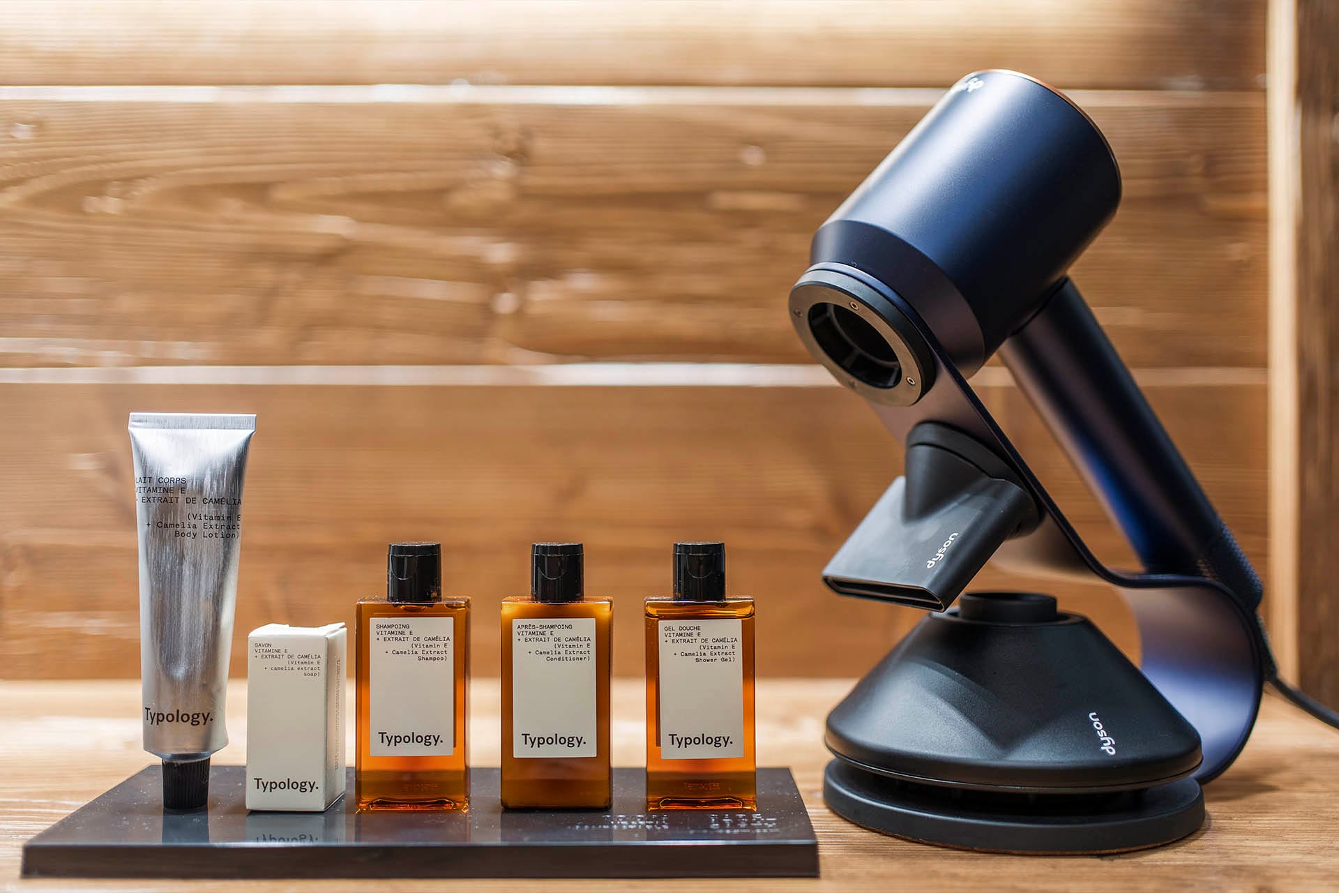 Dettaglio asciugacapelli Dyson e prodotti, Camera Cosy Casa Guargnè