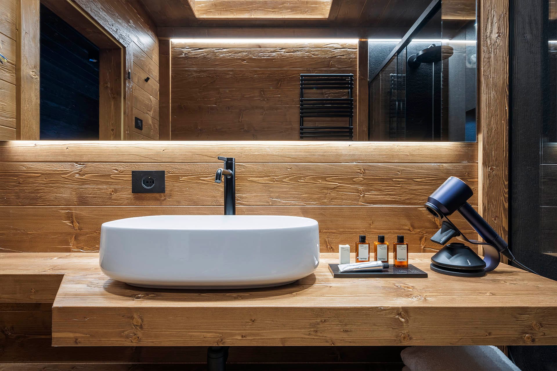 Dettaglio lavabo ed asciugacapelli Dyson Camera Deluxe Doppia Casa Guargnè