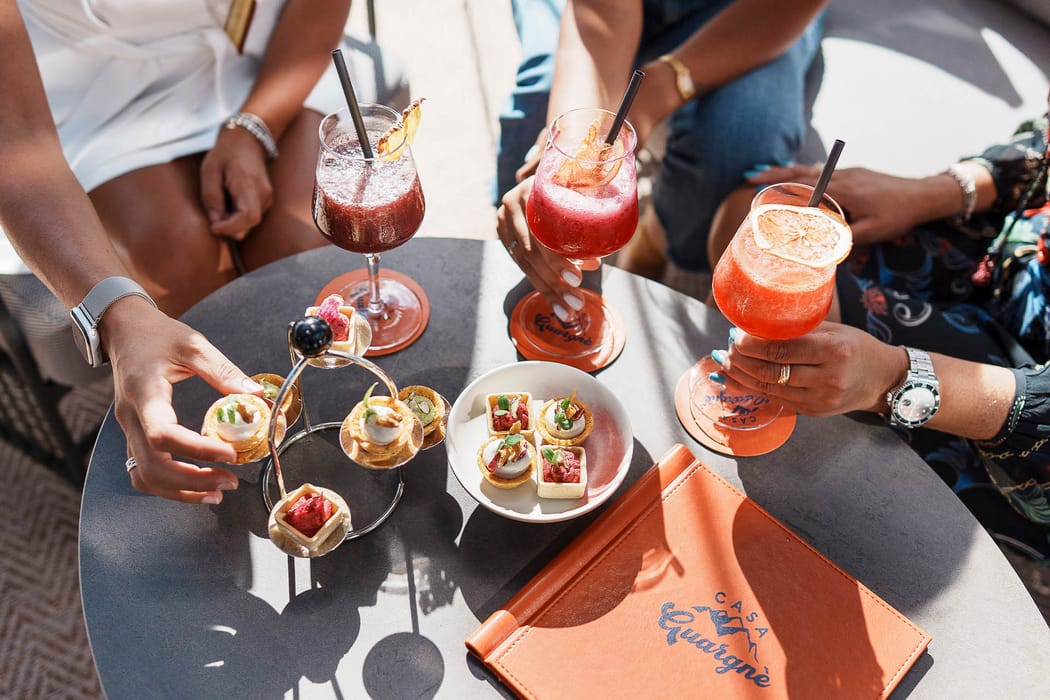 Aperitivo tra amici con cocktail e stuzzichini