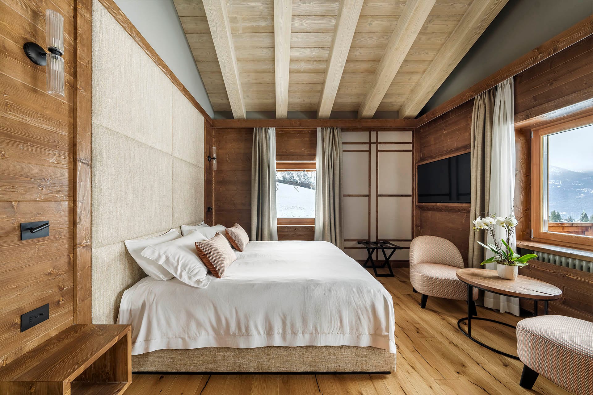 Camera Deluxe Doppia con letto matrimoniale e tavolino con poltrolcine