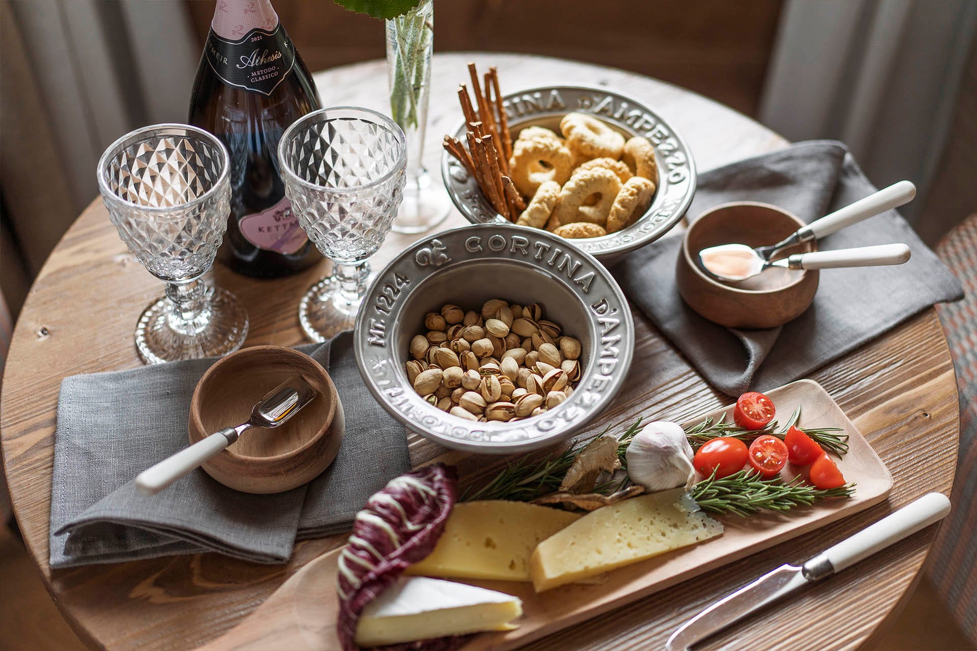 Dettaglio aperitivo con champagne servito in camera Deluxe Tripla Casa Guargnè