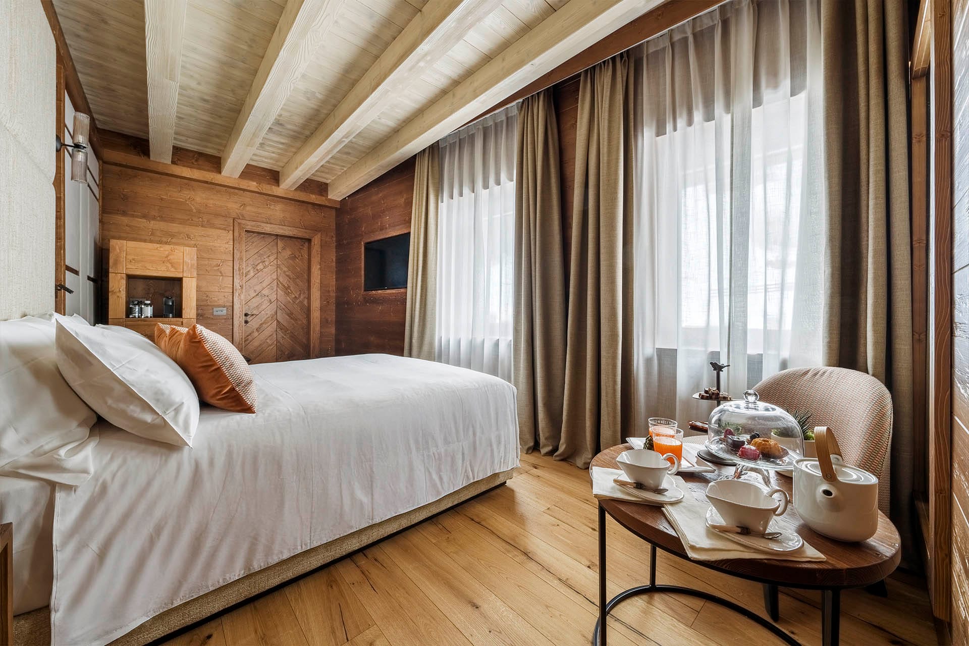 Camera superior con letto matrimoniale, ampie finestre e colazione servita in camera