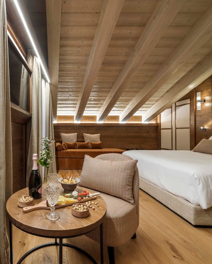 Camera Grand Deluxe con grande letto matrimoniale, tv a schermo paiatto e tavolino con poltrone