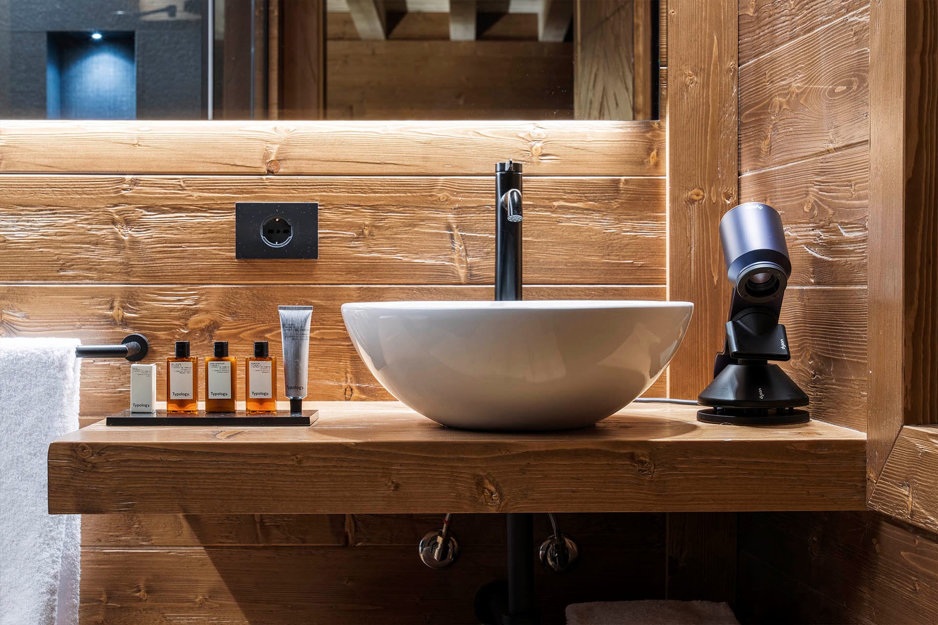 Dettaglio lavabo ed asciugacapelli Dyson Camera Cosy Casa Guargnè