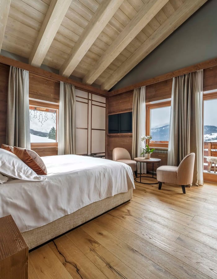 Camera Deluxe Doppia con letto matrimoniale e tavolino con poltrolcine