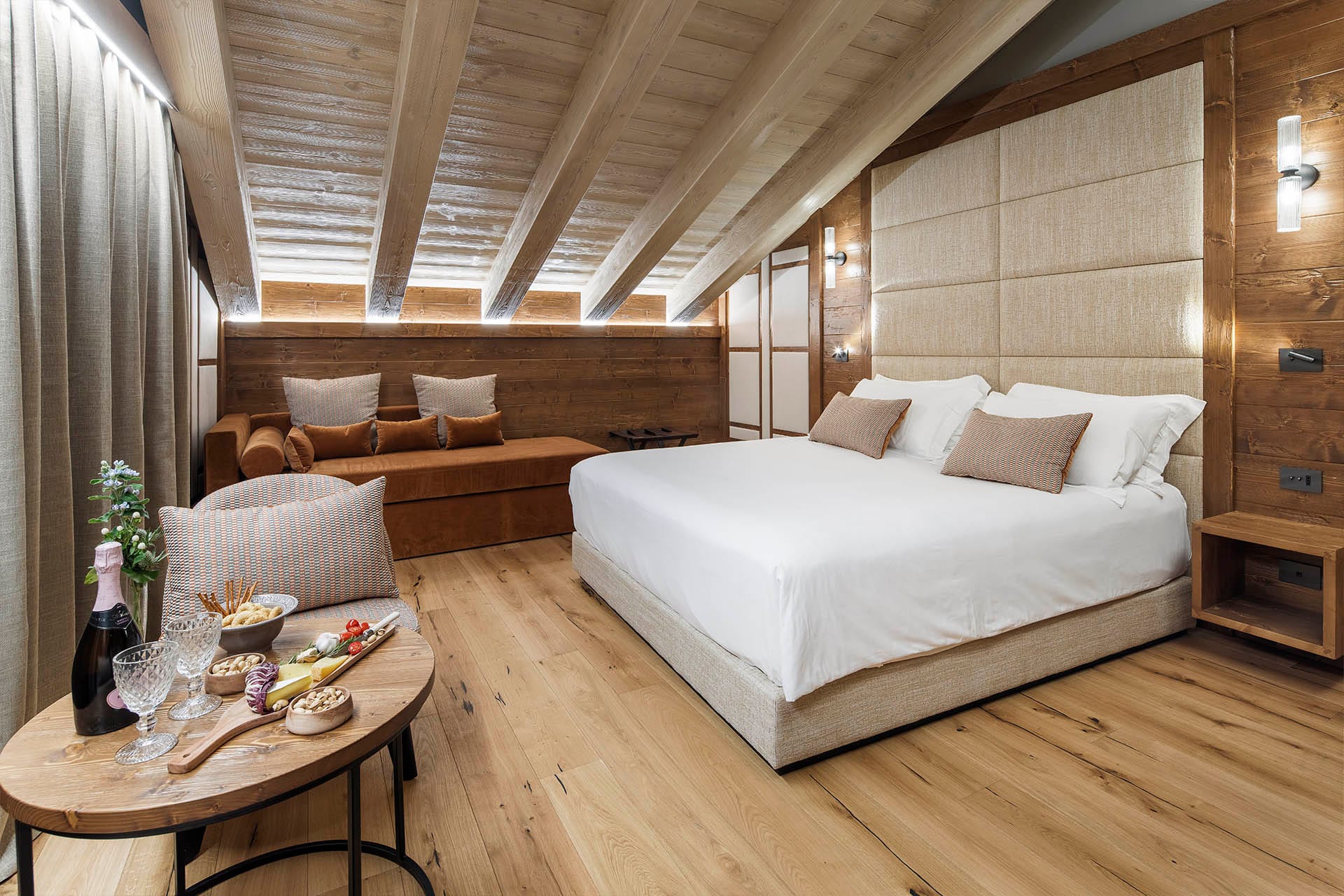 Camera Deluxe Tripla con soffitto travato, letto matrimoniale e divano