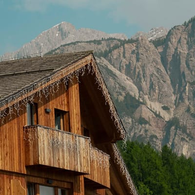 Facciata esterna Casa Guargnè Cortina d’Ampezzo durante l'estate