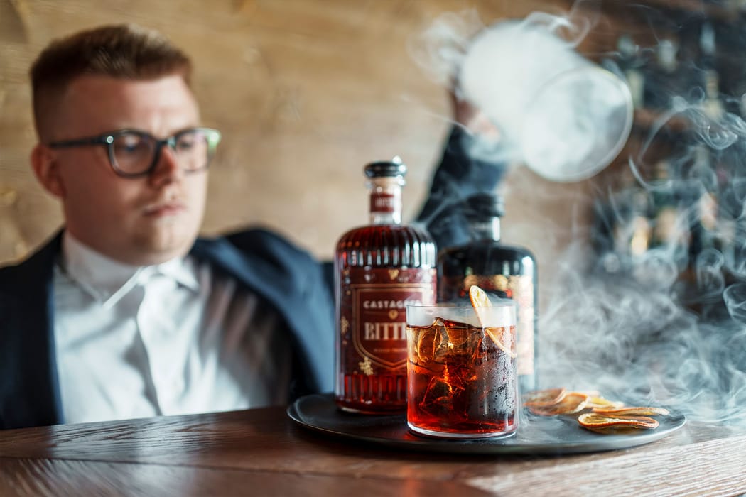 Barman che prepara un cocktail al bar Casa Guargnè