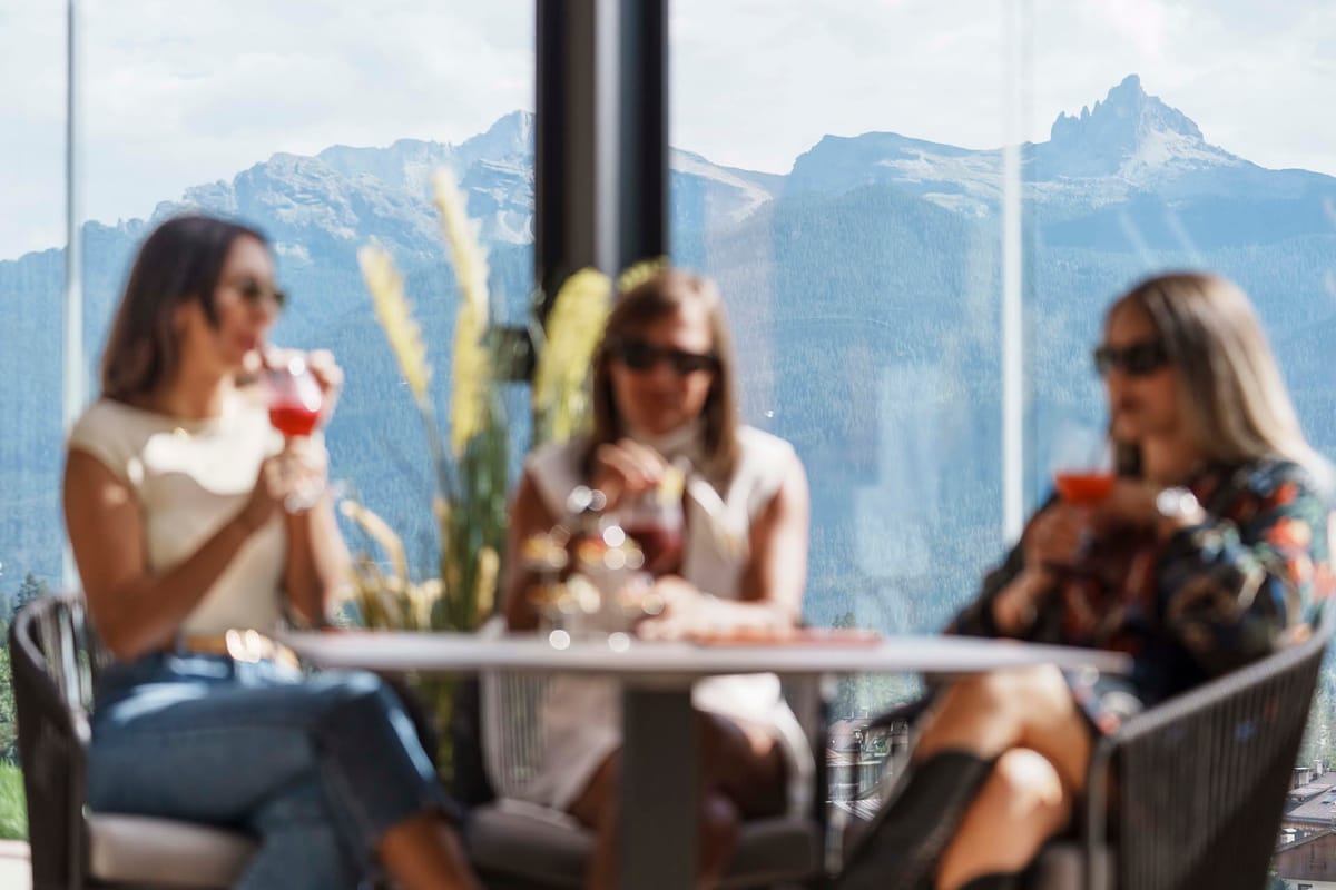 Donne che fanno aperitivo con vista sulle montagne Casa Guargnè