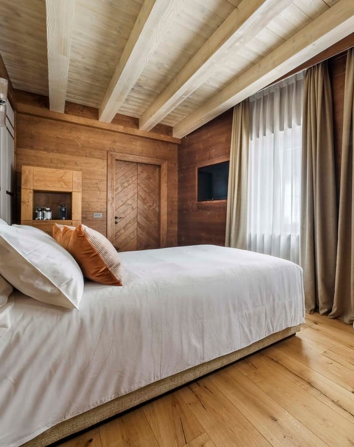 Dettaglio camera superior con letto matrimoniale, angolo tisaneria e tv a schermo piatto